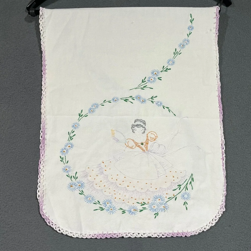 Vintage Embroidered Table Runner Vintage Southern Belle Floral Daisy